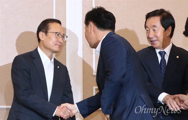 9일 국회 귀빈식당에서 열린 여야 원내대표 회동에서 홍영표 더불어민주당(왼쪽부터), 김관영 바른미래당, 김성태 자유한국당 원내대표가 인사하고 있다. 