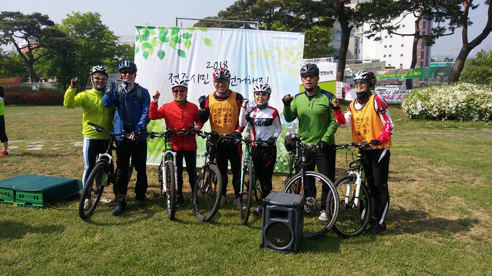 3월에 진행했던 전주 시민 자전거행진에서 함께 행동하는 자전차 행동 회원들과 함께 사진을 찍고 있는 미코씨.(맨 우측) 미코씨는 요코하마 인근에서 전주에 온지 8년째 경과하고 있으며 '전주와 자전거는 어울리는 조합'이라 말했다.