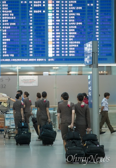 9일 오전 인천공항 국제선 출국장에 아시아나항공 승무원이 비행을 위해 출입국심사대로 향하고 있다. 