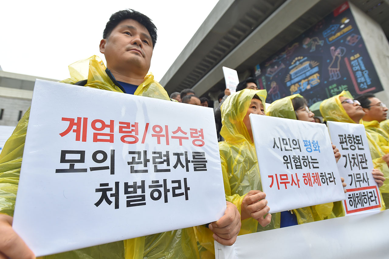 퇴진행동 기록기념위원회, 민중공동행동, 시민사회단체연대회의, 4.16연대 관계자들이 9일 오후 서울 종로구 세종문화회관 계단에서 ‘기무사 “내란음모” 사건에 대한 시민사회 긴급기자회견’을 열고 “내란을 음모한 자들을 처벌하라”고 촉구하고 있다. 2018.7.9