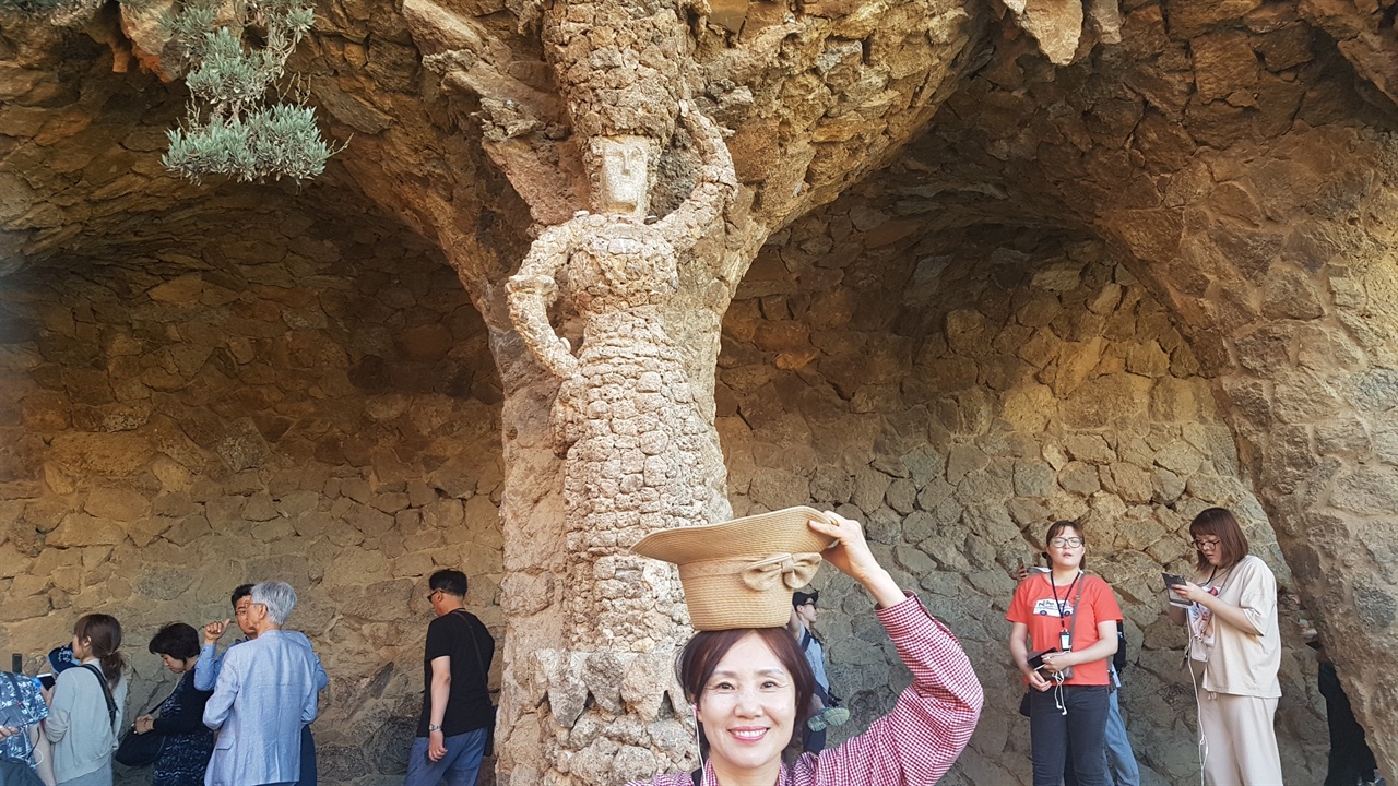 구엘공원 ‘파도 동굴’에서 아내가 물동이를 이고 있는 기둥 조각을 흉내내며 인증샷을 찍었습니다.