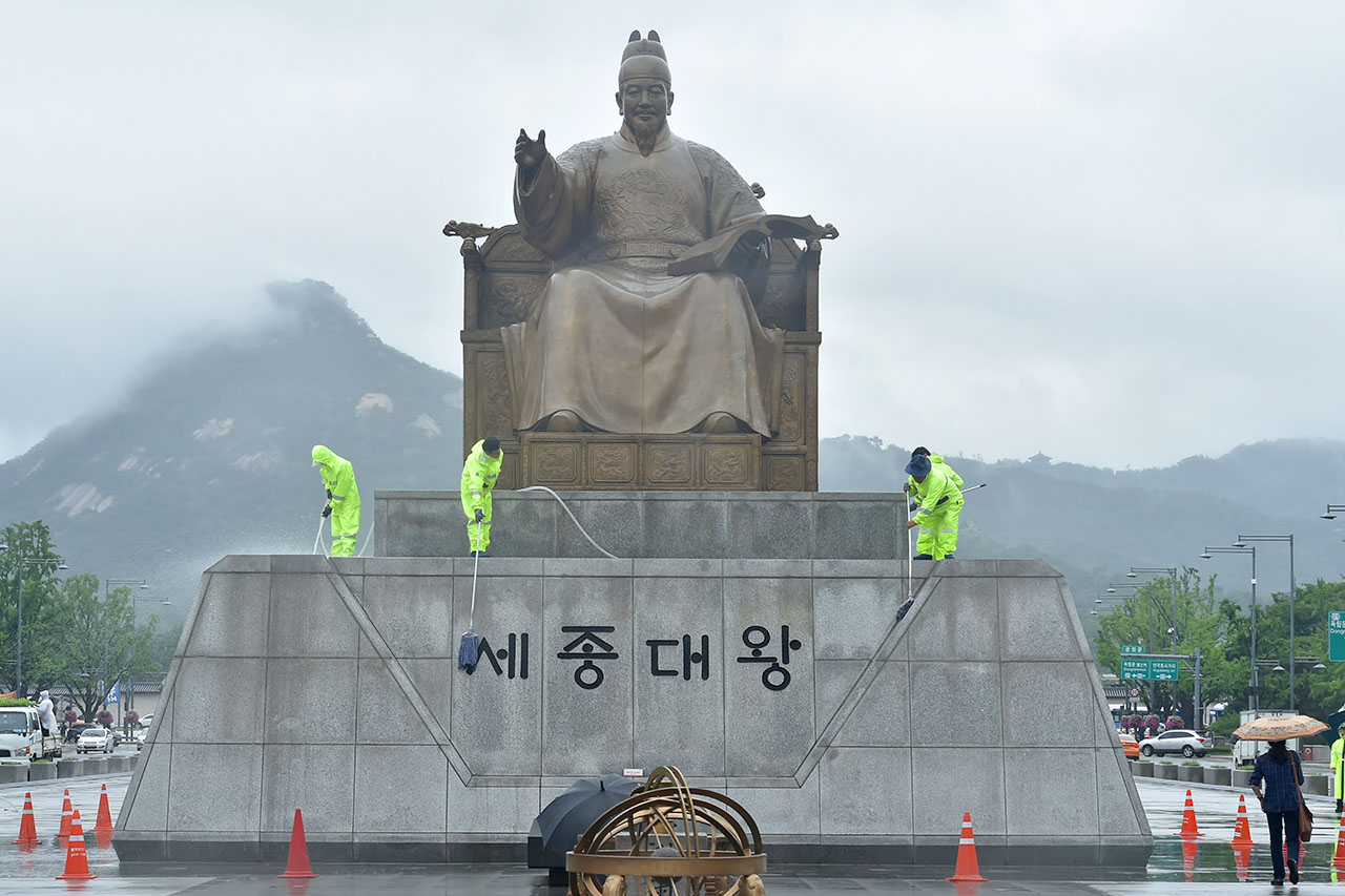 구석 구석 깨끗하게 서울시 관계자들이 9일 오후 서울 세종로 광화문광장에 세워져 있는 세종대왕 동상의 묻은 때를 벗겨내기 위해 물과 대걸레를 이용해 깨끗하게 세척작업을 진행 있다. 2018.7.9