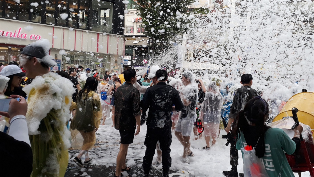 이곳에서는 디제잉, 버블파티 등 다양한 프로그램과 흥으로 무더운 여름이었던 주말을 시원하게 보낼 수 있었다.