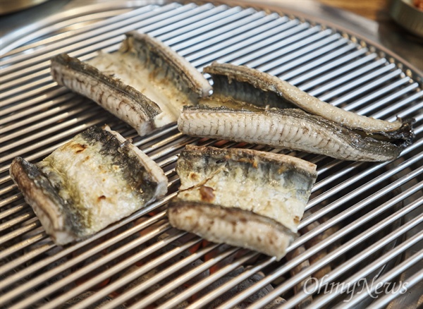 민물과 바닷물이 만나는 지점인 기수역은 다른 말로는 '풍천'이라고 한다. 장어가 많이 잡히던 곳이 풍천이라서 민물장어 식당 이름에 '풍천'이라는 단어를 많이 쓴다.