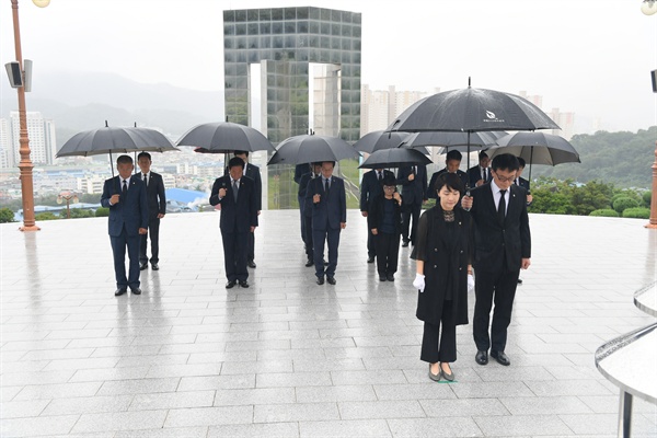 경남도의회 의장단이 7월 9일 3.15민주묘지를 참배했다.