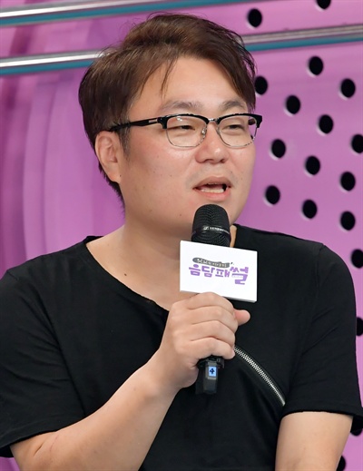  10일 서울 목동에서 열린 SBS PLUS <음담패썰> 기자간담회에서 서동운 PD가 질문에 답변하고 있다.