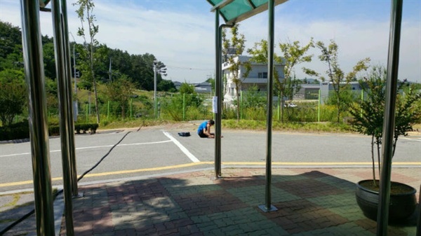 지난 달 청주의 한 특수학교에서 한 장애학생이 교실에 들어가지 않자 학교 안 노상에 2식간 동안 방치했다는 주장이 제기돼 논란이 일고있다. (당시 현장 사진 / 출처: 학부모)