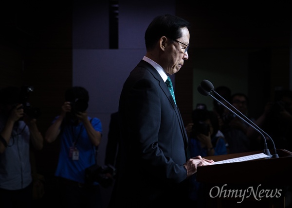 송영무 국방부 장관이 10일 오후 서울 용산구 국방부 기자실에서 기자회견을 열고 '기무사 계엄령 관련 문건’ 관련 특별조사단 구성에 대한 입장 발표를 하고 있다. 