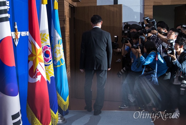 송영무 국방부 장관이 10일 오후 서울 용산구 국방부 기자실에서 기자회견을 열고 '기무사 계엄령 관련 문건’ 관련 특별조사단 구성에 대한 입장 발표를 마치고 자리를 떠나고 있다.