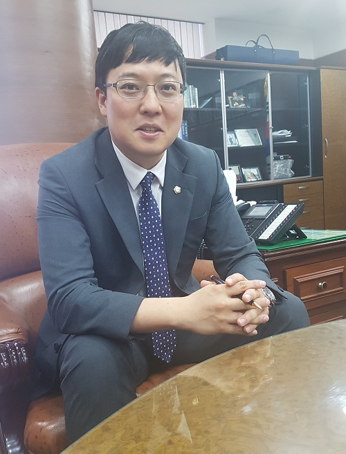 전국 최연소 의장으로 당선된 이관수 의장이 10일 강남구의회 의장실에서 의회 운영방향 등에 관한 포부를 밝히고 있다.