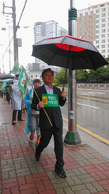 천주교 신자인 김교육감은 아침 8시부터 나와서 탈핵 기도회에 참석하고, 나서 순례길에서 기자와 충북 생태, 환경 교육에 대하여 대담하면서 걸었다.