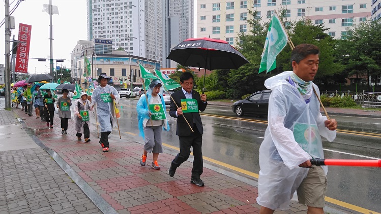 7월 8일 장마비가 내리는 청주길을 탈핵깃발을 들고 순례단과 함께 걸었다.