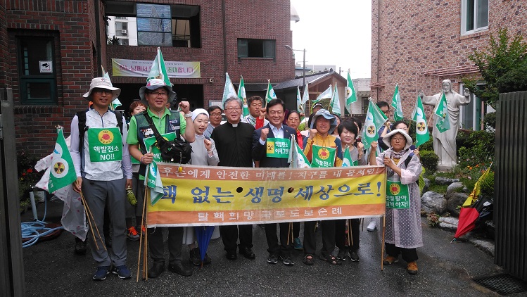 박청일 신부 등과 함께 기념 사진 김교육감은 성원기 탈핵순례단장과 322구간 순례단원, 강서동 성당의 수녀 등과 함께 순례에 앞서 기념 사진을 찍기도 하였다.