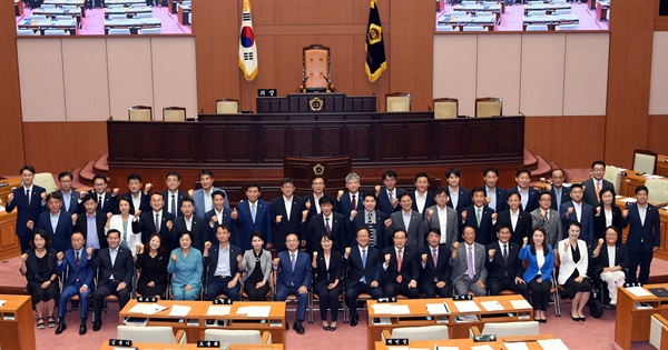 10일 개원한 8대 시의회에서 박인영 의장을 비롯한 시의원들과 오거돈 부산시장, 김석준 부산교육감 등이 함께 기념 사진을 찍고 있다.