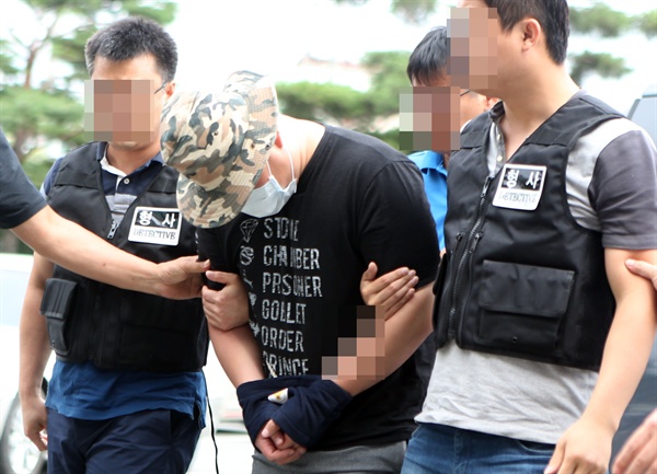 9살 여자아이를 납치했다가 풀어주고 도주한 혐의를 받는 이모(27)씨가 10일 오후 경남 밀양시 밀양경찰서로 호송되고 있다. 