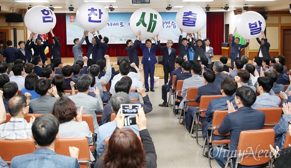 지난 9일 대구시청에서 열린 정례회의에서 권영진 시장이 혁신을 강조하자 직원들이 '힘찬 새출발'이라고 쓴 풍선을 들어 퍼포먼스를 벌였다.