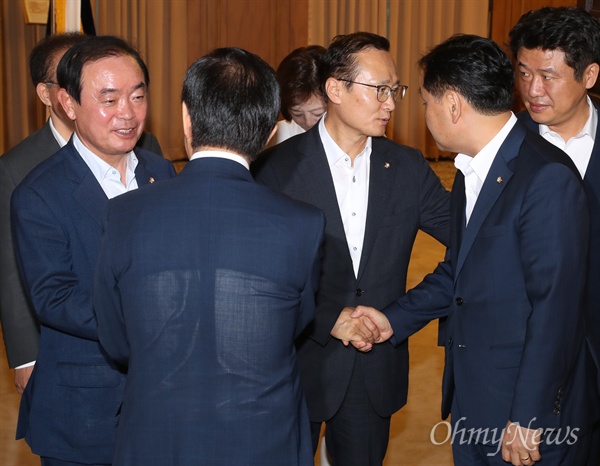 여야, 원구성 합의 여야 원내대표가 10일 오후 서울 여의도 국회 접견실에서 회동을 갖고 원구성 합의문을 발표한 뒤 악수하고 있다. 왼쪽부터 장병완 평화와정의의의원모임, 김성태 자유한국당, 홍영표 더불어민주당, 김관영 바른미래당 원내대표.
