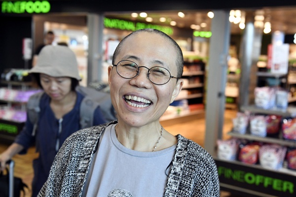 중국 인권운동가이자 노벨평화상 수상자 류샤오보의 부인 류샤가 10일(현지시간) 핀란드 헬싱키 국제공항에 도착, 활짝 웃고 있다. 