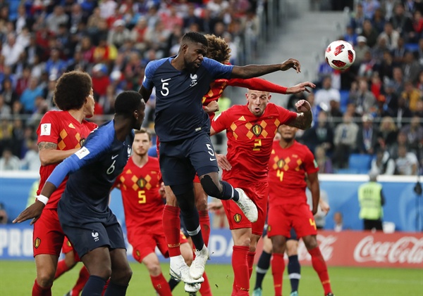 [월드컵] 프랑스-벨기에 4강전 11일 오전 3시 러시아 상트페테르부르크 스타디움에서 벌어진 2018 FIFA(국제축구연맹) 월드컵 벨기에와의 준결승전에서 프랑스-벨기에 선수들이 골다툼을 벌이고 있다. 