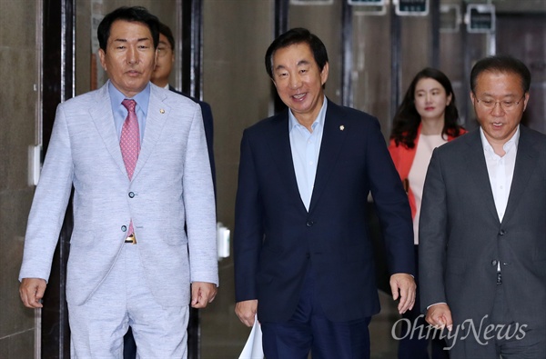  자유한국당 김성태 대표 권한대행 겸 원내대표가 11일 오전 서울 여의도 국회에서 열린 원내대책회의에 참석하기 위해 회의장으로 향하고 있다. 왼쪽은 안상수 혁신비상대책위원회 준비위원장. 