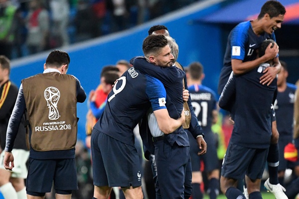  11일 오전 3시(한국 시각) 러시아 상트페테르부르크 스타디움에서 진행된 2018 FIFA 월드컵 4강전 프랑스와 벨기에의 경기에서 결승에 진출한 프랑스 대표팀 선수들이 얼싸안고 즐거워하고 있다.