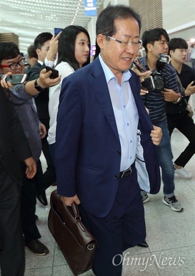6.13 지방선거 패배의 책임을 지고 물러난 홍준표 전 자유한국당 대표가 지난 7월 11일 오후 인천국제공항 제2여객터미널을 통해 출국하고 있다.