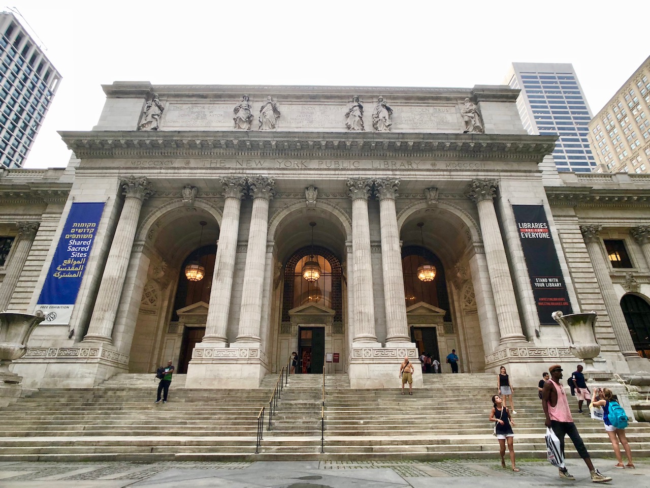 뉴욕에 살고 싶다고 느끼게 했던 뉴욕 공공 도서관의 파사드