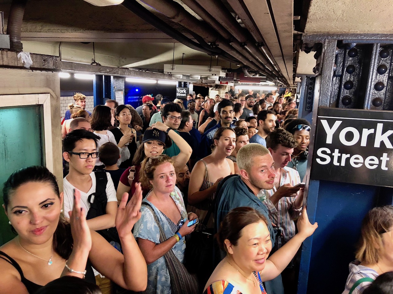 한참 동안 오지 않던 지하철이 플랫폼으로 들어오자 짜증이 아닌 박수를 치는 뉴욕 시민들