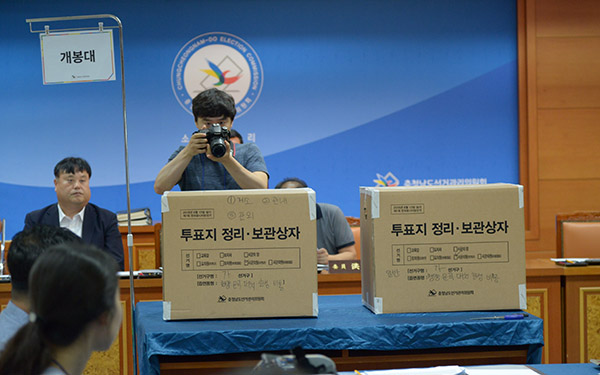 선관위의 재검표가 시작되기전 투표함이 개표대 위에 올려졌다. 
