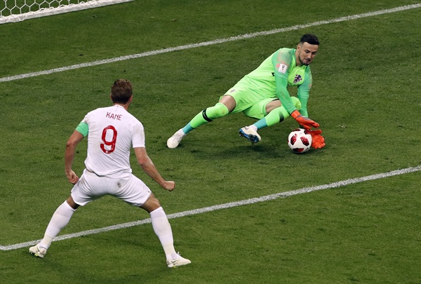  2018년 7월 12일 오전 3시(한국시간) 러시아 월드컵 준결승 크로아티아와 잉글랜드의 경기. 크로아티아의 골키퍼 다니엘 수바시치가 잉글랜드 해리 케인의 슛을 막아내고 있다.