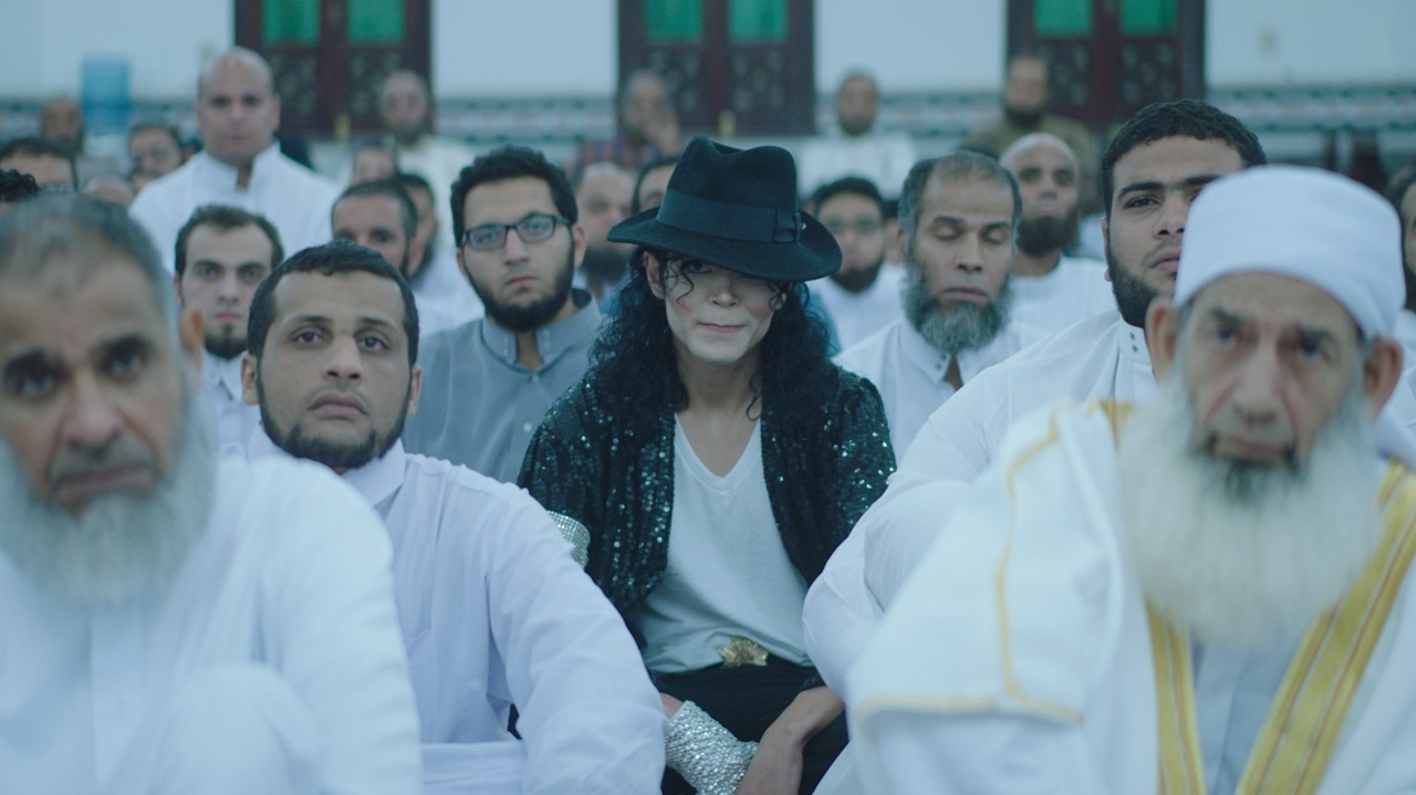  이집트영화 <마이클 잭슨 따라잡기>의 한 장면. 마이클 잭슨을 동경하며 혼란에 빠지는 이슬람 종교 지도자의 이야기