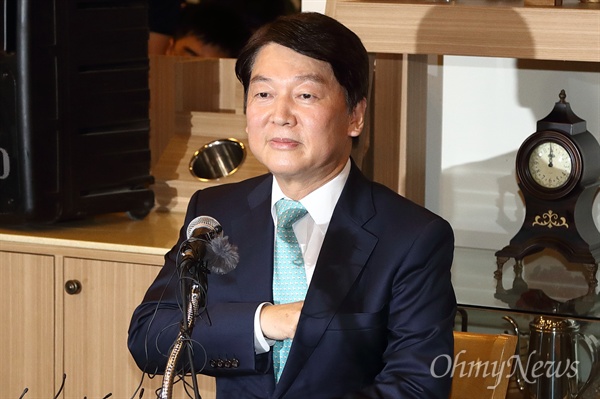 안철수 전 바른미래당 대표가 12일 오후 서울 여의도 한 카페에서 기자간담회를 열어 정치일선에서 물러나 성찰과 채움의 시간을 갖겠다고 입장을 표명하고 있다.