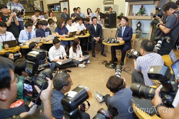 안철수 전 바른미래당 대표가 12일 오후 서울 여의도 한 카페에서 기자간담회를 열어 정치일선에서 물러나 성찰과 채움의 시간을 갖겠다고 입장을 표명하고 있다.