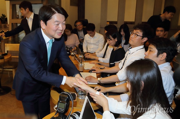 안철수 전 바른미래당 대표가 12일 오후 서울 여의도 한 카페에서 기자간담회를 열어 정치일선에서 물러나 성찰과 채움의 시간을 갖겠다고 입장을 표명한 뒤 기자들과 인사를 나누고 있다.