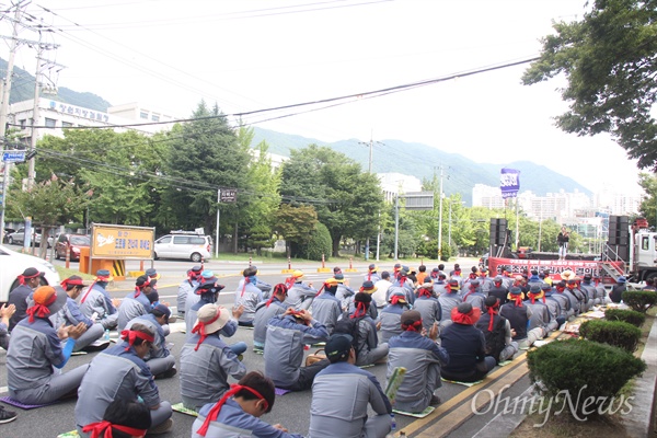 전국금속노동조합 경남지부는 12일 오후 창원지방법원 앞에서 "성동조선 생존권 사수 결의대회"를 열었다.