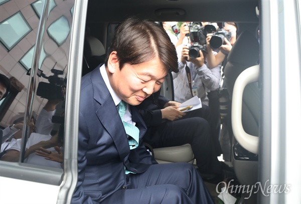 안철수 전 바른미래당 대표가 2018년 7월 12일 서울 여의도의 한 카페에서 기자간담회를 열고 정치 휴식기 돌입 입장을 밝힌 뒤 차량에 타고 떠나고 있다.