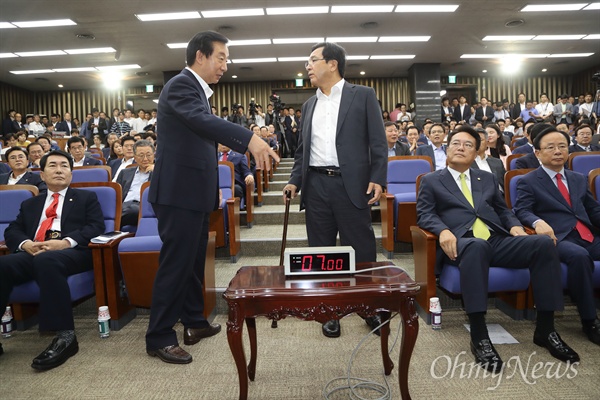 심재철 자유한국당 의원이 지난 12일 오후 서울 여의도 국회에서 열린 의원총회에 참석해 국회부의장 후보 경선보다 김성태 권한대행의 재신임 등의 안건을 먼저 논의하자며 단상 앞으로 나와 항의하고 있다.