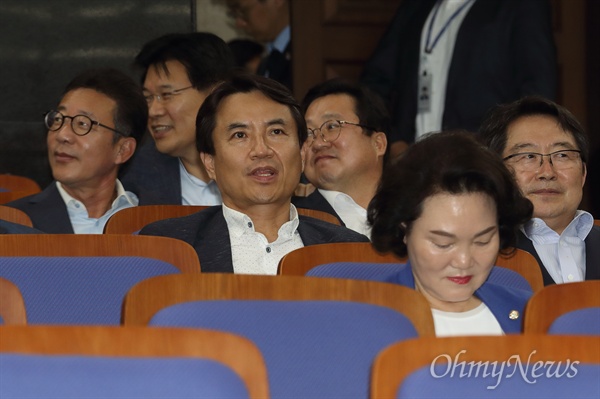 김진태 자유한국당 의원이 12일 오후 서울 여의도 국회에서 열린 의원총회에 참석해 회의시작을 기다리고 있다.