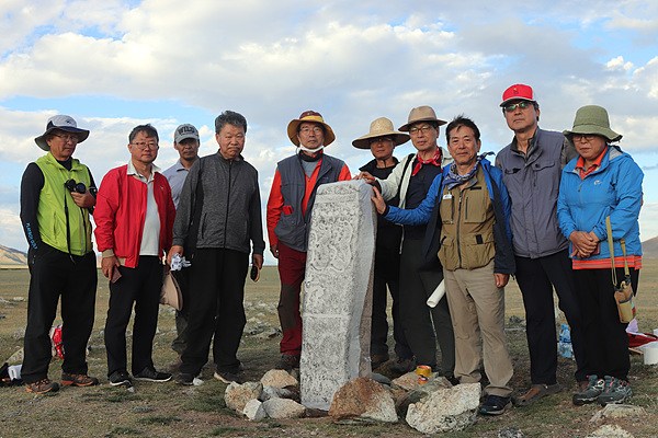 몽골초원의 적석총 앞에 서있는 비석에서 탁본을 뜬 후 기념촬영하는 답사단원들. 굉장히 의미있는 시간이었다.