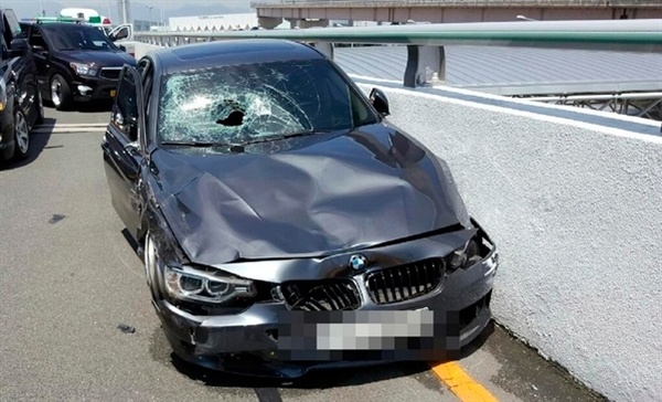 7월 10일 낮 12시50분경 김해공한 국제선청사 2층 출국장 문 앞에서 과속 질주하다 사고를 낸 BMW 차량.