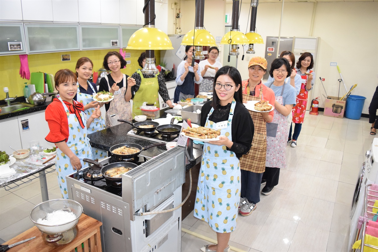 광명시건강가정다문화가족지원센터의 ‘다문화 요리교실’ 참가자들