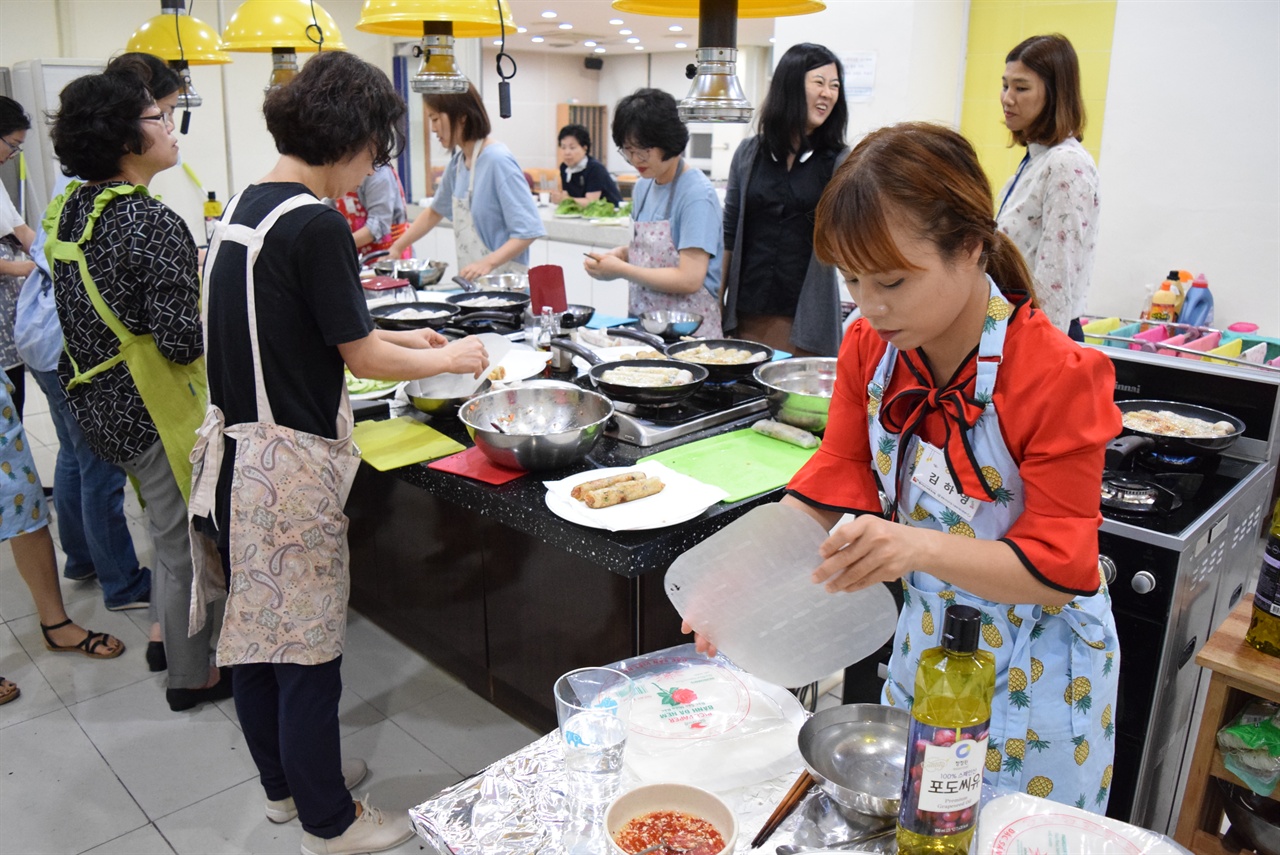 ‘다문화 요리교실’에서 내국인에게 요리를 가르치는 김하영 씨(오른쪽)