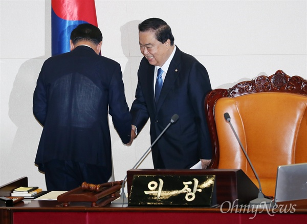 13일 오전 국회 본회의에서 20대 국회 후반기 국회의장으로 선출된 문희상 의장이 임시 사회를 맡은 서청원 의원과 인사하고 있다.