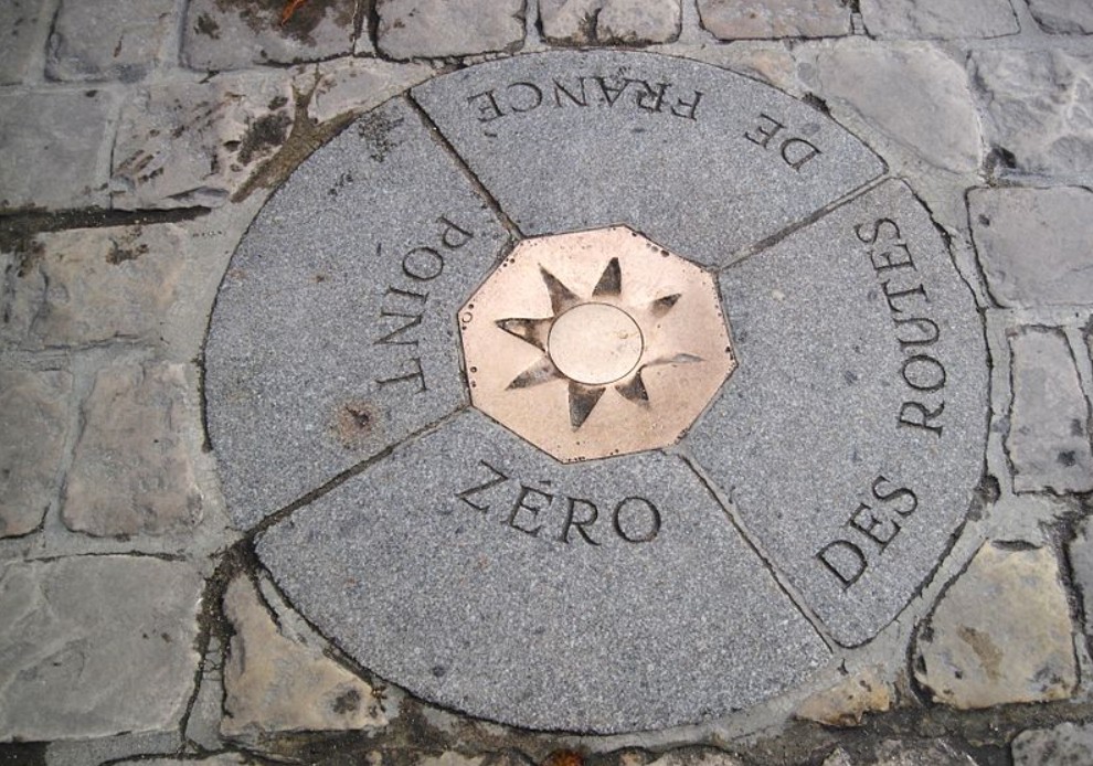 광장 한가운데에 있는 도로원표는 프랑스 도로들의 기준점이 된다. 