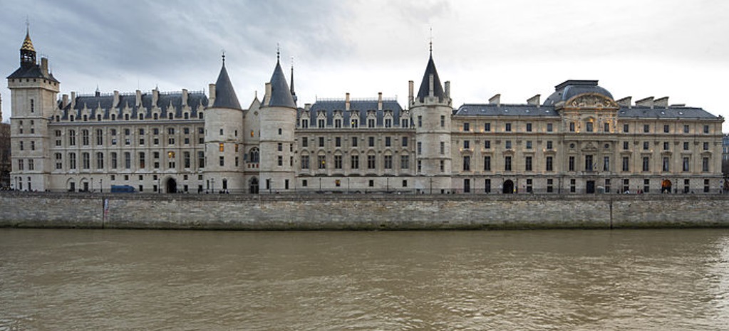 원래 왕궁의 일부였으나 프랑스 대혁명 후 감옥으로 전환된 곳이다.