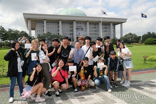 꿈틀리인생학교 학생들이 13일 오후 서울 여의도 국회에서 표창원 더불어민주당 의원을 만나 국회 잔디마당에서 기념사진을 찍고 있다.