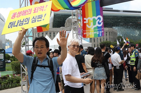 동성애 반대 시민 "동성애는 죄악" 14일 오후 서울 중구 서울광장에서 열린 제19회 서울퀴어문화축제 개막식 출입구에서 동성애를 반대하는 시민이 동성애는 죄악이다며 참가자를 향해 피켓을 들어보이고 있다.