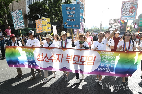 성소수자 부모모임 "엄마는 널 있는 그대로 사랑한다" 14일 오후 서울 중구 서울광장에서 열린 제19회 서울퀴어문화축제에서 성소수자 부모모임 회원들이 성적지향과 성별정체성은 찬반의 대상이 될 수 없다며 성소수자를 향한 혐오와 차별 반대하며 퍼레이드를 진행하고 있다.