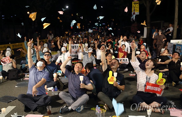 14일 오후 서울 종로구 청와대 인근 사랑채 앞에서 열린 대한항공직원 연대와 아시아나항공 노조의 첫 공동 집회에서 참가자들이 총수 일가의 퇴진을 요구하며 문재인 대통령에게 보내는 편지를 종이비행기로 접어 하늘로 날리고 있다.
