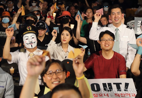 14일 오후 서울 종로구 청와대 인근 사랑채 앞에서 열린 대한항공직원 연대와 아시아나항공 노조의 첫 공동 집회에 <블랙하우스>에 출연 중인 개그우먼 강유미씨가 총수 일가의 퇴진을 요구하며 문재인 대통령에게 보내는 편지를 종이비행기로 접어 하늘로 날리고 있다.